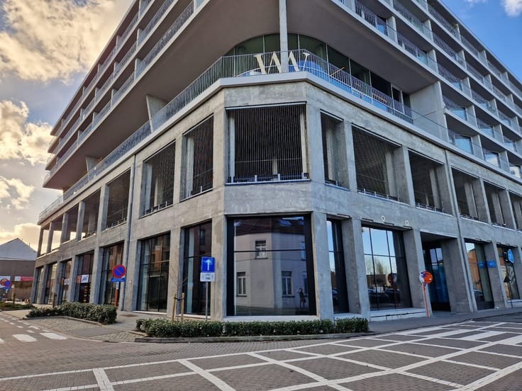 200 m² commerciële ruimte met mezzanine in hartje Merchtem – toplocatie met visibiliteit - foto 1