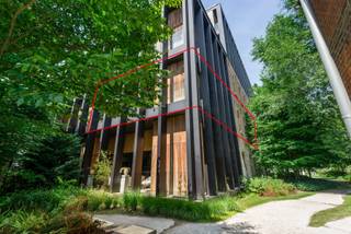 In het geroemde Kanaalproject van Axel Vervoordt waar kunst, architectuur en stilte samensmelten, bevindt zich deze loft van ca. 240 m². Een...