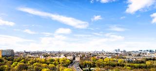Ontdek dit stijlvol gerenoveerde appartement, gelegen op de 12de verdieping van een verzorgd residentieel gebouw, met een centrale ligging nabij openbaar vervoer, winkels en belangrijke invalswegen. Bovendien bevindt het appartement zich recht tegenover een kindvriendelijk speelpark, wat het bijzonder aantrekkelijk maakt voor gezinnen.<br /><br />Bij het betreden van het appartement komt u in een verzorgde inkomhal met praktische ingemaakte kasten. De ruime en lichtrijke woonkamer, afgewerkt met elegant tegelparket, beschikt over grote raampartijen die zorgen voor een overvloed aan natuurlijk licht en een prachtig uitzicht over de skyline van Antwerpen.<br /><br />De moderne, volledig ingerichte keuken is voorzien van alle hedendaagse toestellen en sluit aan op een balkon met eveneens een uniek verzicht. <br /><br />Via de nachthal, met een apart gastentoilet, bereikt u drie volwaardige slaapkamers, afgewerkt met een onderhoudsvriendelijke laminaatvloer. De badkamer werd smaakvol vernieuwd en is uitgerust met een inloopdouche en dubbel lavabomeubel. <br /><br />Het appartement werd in 2021 grondig gerenoveerd met kwalitatieve en energiezuinige materialen, waaronder nieuwe ramen, vernieuwde elektriciteit, bezettings- en schilderwerken.<br /><br />Als extra troef beschikt u over een private kelderberging.<br /><br />Kortom, een kwalitatief en instapklaar appartement dat comfort, licht en een uitstekende ligging perfect combineert — een echte aanrader!