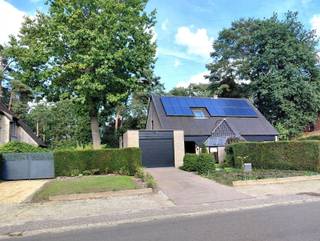 <p><span><strong>Vraag uw bezoek aan via info@optimusvastgoed.be!</strong></span><br /><span><strong>TE HUUR: Unieke woning met 3 slaapkamers en prachtige tuin te Houthalen!</strong></span><br /><span>Deze unieke woning is rustig gelegen, vlakbij het centrum van Houthalen waar u allerhande faciliteiten kan terugvinden. De woning is met hoogwaardige materialen afgewerkt. Op het gelijkvloers bevindt zich een ruime inkomhal, gastentoilet, woonkamer met unieke indeling, veel lichtinval, haard, parket, ingebouwd bureau en televisiekast. Vanuit de woonkamer heeft u toegang tot het volledig ingesloten terras aan de voorzijde. De keuken is uitgerust van alle comfort en biedt uitzicht op de prachtige tuin en terras, waar u kan genieten van de natuur in een oase van rust. Tevens is er op de benedenverdieping een wasplaats met inbouwkasten, hobby-/werkkamer en ruime garage met elektrische poort. Via de open trappenhal bereikt u de bovenverdieping waar u 3 slaapkamers, een ruime badkamer met ligbad en douche, nachttoilet en kleine zolderruimte kan terugvinden. De tuin is gedeeltelijk omheind en er is tevens een afsluitbare aparte oprit dewelke toegang geeft tot de tuin. De woning is voorzien van zonnepanelen en wordt verwarmd met stookolie. Er is eveneens een ruime kelder aanwezig.</span><br /><span><strong>Ligging:</strong></span><br /><span>Rustige ligging vlakbij het centrum van Houthalen, waar u allerhande faciliteiten kan terugvinden. De autosnelwegen zijn op enkele minuten rijden verwijderd.</span><br /><span><strong>Indeling:</strong></span><br /><span>- Gelijkvloers: Inkomhal, gastentoilet, woonkamer met haard, volledig ingerichte keuken met ontbijthoek, wasplaats met inbouwkasten, hobby-/werkplaats, garage met elektrische poort.</span><br /><span>- Eerste verdieping: Nachthal, nachttoilet, 3 slaapkamers, ruime badkamer met douche én ligbad. Zolderruimte.</span><br /><span>- Buitenaanleg: Terras aan de voorzijde, ruime tuin met terras aan de achterzijde, aparte inrit.</span><br /><span>- Kelder.</span><br /><span><strong>Troeven:</strong></span><br /><span>- Zonnepanelen!</span><br /><span>- Rustig gelegen!</span><br /><span>- Prachtige tuin!</span><br /><span>- 3 slaapkamers!</span><br /><span>- Unieke woning!</span><br /><span>- 2 terrassen!</span><br /><span><strong>EPC C met certificaatnummer 20260830-0003943358-RES-1.</strong></span><br /><span><strong>BESCHIKBAAR vanaf 15.11.2026.</strong></span></p>