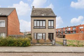 <strong>Gezinswoning met uitbreidingsmogelijkheden te koop in Lier.</strong><br />Bent u op zoek naar een woning met potentieel in een doodlopende straat binnen de ring van Lier?<br />Deze gesloten bebouwing uit 1965 biedt u een solide basis met tal van mogelijkheden tot uitbreiding of renovatie.<br />Bovendien grenst de woning aan een bouwgrond die afzonderlijk kan worden aangekocht — ideaal voor wie wil investeren of extra ruimte zoekt.<br /><br /><strong>Indeling<br />Gelijkvloers:</strong><br />* Inkomhal<br />* Woonkamer (31,5 m²) met massieve parketvloer, kroonlijsten, thermostaat en elektrische rolluik<br />* Keuken (13 m²) met keramische vloer en elektrische rolluik<br />* Veranda (17 m²)<br />* Wasplaats (13 m²) met lavabo, ingemaakte kast, regenwaterpomp en afzonderlijk toilet<br /><strong>Eerste verdieping:</strong><br />* Slaapkamer 1: 17,5 m² – dubbel glas &amp; elektrische rolluik<br />* Slaapkamer 2: 17 m² – dubbel glas &amp; rolluiken<br />* Slaapkamer 3: 12,5 m² – dubbel glas &amp; rolluiken<br />* Badkamer (6 m²) met inloopdouche, hangtoilet, lavabo-meubel en volledig betegelde wanden<br /><strong>Tweede verdieping:</strong><br />Ruime zolder via vaste trap – ideaal als extra slaapkamer, bureau of hobbyruimte<br /><strong>Kelderverdieping:</strong><br />Betegelde kelder met gas- en watermeter, zekeringenkast<br /><strong>Buitenruimte:</strong><br />Tuin met serre<br /><br />Bewoonbare oppervlakte: ±102 m²<br />EPC: 799 kWh/m² (label F – renovatieplicht)<br />Verwarming: aardgas (Buderus-ketel)<br />Dubbele beglazing (voorgevel vernieuwd in 2007)<br /><br />De woning bevindt zich in een <strong>doodlopende straat binnen de ring rond Lier</strong>, op fietsafstand van het station en in de nabijheid van winkels, scholen en openbaar vervoer.<br />Uitstekende bereikbaarheid.<br /><br /><strong>Er is ook de mogelijkheid tot aankoop van de aanpalende bouwgrond – Donk 14, Lier</strong><br />Deze bouwgrond grenst links aan de woning en bevindt zich in een goedgekeurde verkaveling (nr. 064/02).<br />Ideaal voor wie wil investeren of de woning wil uitbreiden met extra woonruimte!<br /><br />Ontdek deze woning digitaal:<br /><strong>Bekijk alvast de interactieve grondplannen met foto’s via www.wijns.be en surf naar de detailpagina van dit pand.</strong><br /><br /><strong>Interesse?</strong><br />Benieuwd naar de mogelijkheden die deze eigendom te bieden heeft?<br />Contacteer ons voor een bezoek of meer informatie: <strong>bel 0473 33 33 33 of mail philip@wijns.be</strong><br /> 