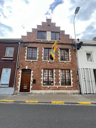 <p><span>Bent u op zoek naar een goed gelegen handelspand in het centrum van Zoutleeuw of wil u een centraal gelegen woning met een prachtig uitzicht op de knappe Sint Leonarduskerk en de groene Markt? Bent u bovendien een handige Harry en heeft u wel zin in een renovatie, dan is dit pand een topper! Beneden was er tot nu toe een frituur, maar mits bestemmingswijziging kan dit ook leefruimte worden. Er is achteraan nog een berging, toilet en een koertje. Boven is er nu een erg ruime living met aansluitend de keuken en een terras. Daarachter is er een badkamer en de master bedroom. Een verdiep hoger kan u elk van uw kinderen een kamer/ kleine studio geven. Ze hebben op dit verdiep een eigen badkamer en extra bergruimte. Een uniek pand op een unieke locatie als je het ons vraagt!</span></p>