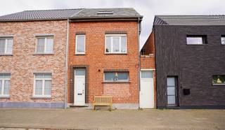 Bent u op zoek naar een woning met potentieel in een rustige, groene buurt? Deze charmante woning biedt alles wat een gezin nodig...