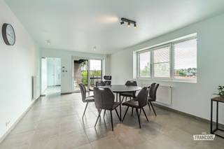 Dit recent (opgeleverd 2018) appartement met twee slaapkamers is ideaal gelegen tegenover scholen, winkels, openbaar vervoer én op wandelafstand van het centrum. Het appartement bevindt zich op de tweede verdieping en is toegankelijk via de lift of trap. Binnenkomen doet u in de hal, daar heeft u toegang tot twee slaapkamers, gastentoilet en badkamer met lavabo en inloopdouche. Via de hal loopt u door naar de lichtrijke woonkamer met overdekt en zonnig terras en aansluitend de moderne open keuken. Deze is voorzien van een inductiekookplaat, dampkap, elektrische oven en een spoelbak. Aansluitend de keuken is er een bergruimte die voorzien is voor wasmachine, droogkast en opbergruimte. Bij dit appartement hoort een inpandige autostaanplaats aangekocht te worden. <br /><br />
