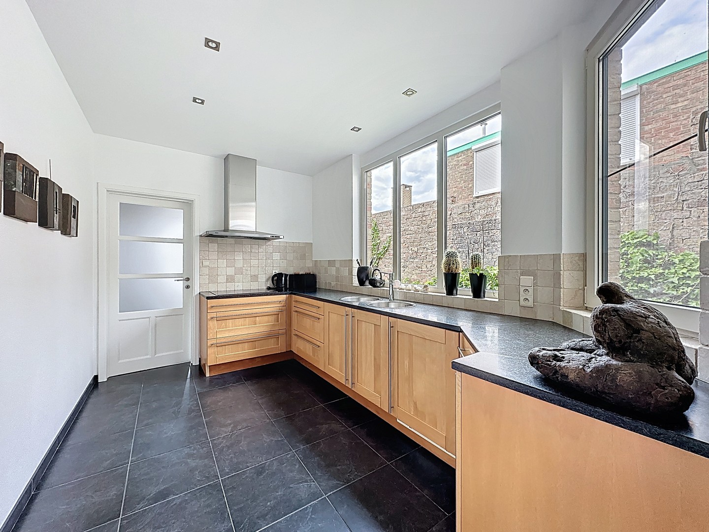 Maison rénovée avec jardin ensoleillé au cœur du village de Coxyde. - photo 4