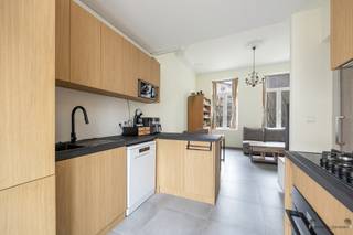 Deze instapklare woning werd recent grondig gerenoveerd en combineert hedendaagse stijl met energiezuinig wonen.Via de ruime inkomhal is er toegang...