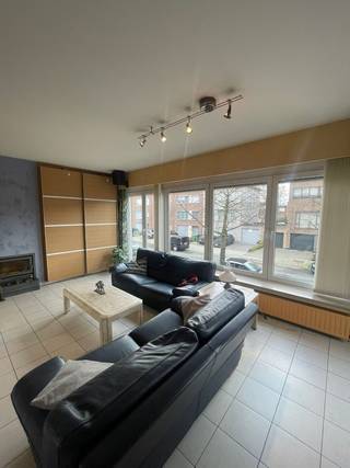 **Te koop: gezinswoning met tuin en dubbele garage in Merksem**<br /><br />Gelegen in een rustige straat in Merksem, bieden wij deze solide gezinswoning aan op een gunstige locatie met vlotte verbindingen naar Antwerpen en de belangrijkste invalswegen.<br /><br />De woning bevindt zich in de Gebroeders Van Raemdonckstraat en combineert een praktische indeling met veel potentieel, ideaal voor wie op zoek is naar een starterswoning die nog naar eigen smaak kan worden opgefrist.<br /><br />**Indeling:**<br />Bij het betreden van de woning komt u in de inkomhal die toegang geeft tot de leefruimte. De lichtrijke woonkamer sluit aan op de keuken. Zowel de keuken als de badkamer zijn functioneel maar licht verouderd, wat u de kans biedt om deze volledig naar eigen wensen te moderniseren.<br /><br />Verder beschikt de woning over:<br /><br />* 3 volwaardige slaapkamers<br />* Badkamer<br />* Praktische berging<br />* Dubbele garage (zeldzaam en een grote troef in de buurt)<br />* Aangename tuin waar u in alle rust kan genieten<br /><br />**Troeven van deze woning:**<br /><br />* Goede basisstructuur<br />* Veel ruimte en mogelijkheden<br />* Dubbele garage<br />* Rustige, residentiële ligging<br />* Ideaal als starterswoning of investering<br />* Veel natuurlijke lichtinval<br /><br /><br />**Ligging:**<br />Gelegen in een aangename buurt in Merksem, met winkels, scholen, openbaar vervoer en belangrijke verbindingswegen in de nabije omgeving.<br /><br /><br />Interesse? Contacteer ons voor meer informatie of een bezoek ter plaatse!<br />