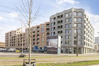 <p>Nieuwbouwproject London Residence gelegen nabij het water, aan het Kattendijkdok, met mooie terrassen, appartementen, commerciële ruimtes en parkeergelegenheid.</p>
<p>Het project bestaat uit 54 appartementen en 10 commerciële ruimtes op het gelijkvloers die casco worden opgeleverd.<br /><br />De commerciële ruimtes beschikken over gevelbreedtes van 4 tot 15 meter en een hoogte van circa 4 meter.<br /><br />Mogelijkheid tot aankoop van een autostaanplaats aan 40.000,- euro excl. kosten.</p>
<p>The London Residence is ontworpen door de architectenbureau Bovenbouw in samenspraak met het Londense architectenbureau Sergison Bates.</p>
