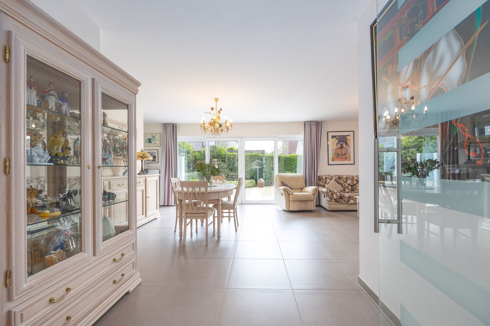 Jonge villa met zonnige tuin, garage én carport. - foto 4