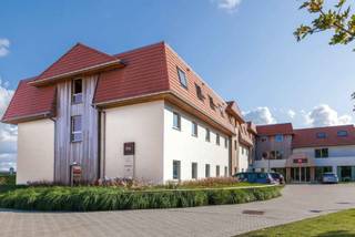 Ontdek een unieke investeringskans aan de Belgische kust met het Ibishotel in De Haan. Gelegen naast de prachtige duinenbossen, een van de groene juweeltjes van de regio, biedt dit hotel een ideale mix van natuur en comfort. Op slechts 700 meter van het strand en voorzien van een verwarmd buitenzwembad, is Ibis De Haan de perfecte plek voor een ontspannen verblijf. Bovendien is het hotel hondvriendelijk, waardoor ook uw trouwe viervoeter welkom is. Als eigenaar geniet je van een verlaagd tarief van 35€/ nacht, alsook een gratis ontbijt! <br /><br />- Moderne Faciliteiten: De hotelkamer is uitgerust met een comfortabel tweepersoonsbed, geluiddempend laminaat en een moderne badkamer met lavabo, toilet en douche. Het hotel werd recentelijk gerenoveerd, waardoor er toekomstgericht geen grote kosten meer noodzakelijk zijn. <br />- Professioneel Beheer: Het hotel wordt gerund door een ervaren team, dat zorgt voor een hoge klanttevredenheid en een efficiënte bedrijfsvoering.<br /><br />Als eigenaar hoeft u zich geen zorgen te maken over de exploitatie, het onderhoud of het vinden van huurders. Deze hotelkamer wordt aangeboden onder de formule van erfpacht. Hierdoor kunt u genieten van een zorgeloze investering met aantrekkelijk rendement.<br /><br />Kortom, investeren in een hotelkamer bij Ibis De Haan betekent genieten van een prachtige locatie, uitstekende faciliteiten en een professioneel beheerd eigendom. Mis deze kans niet om te investeren in een stukje paradijs aan de Belgische kust!