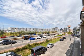 Op een toplocatie in Blankenberge, met uitzicht op de jachthaven, vinden we dit charmante en zonnige appartement op de tweede verdieping van een kleinschalige residentie zonder lift.<br /><br />Bij het binnenkomen word je meteen verwelkomd door een warme, open leefruimte met grote raampartijen die zorgen voor een overvloed aan natuurlijk licht en een prachtig zicht op de jachthaven. Aansluitend bevindt zich de volledig ingerichte keuken. Naast de keuken is er een handige berging voorzien met aansluiting voor wasmachine.<br />Het appartement beschikt over twee ruime en lichtrijke slaapkamers, waarvan één toegang biedt tot een rustig gelegen terras aan de achterzijde een fijne plek om in alle privacy van de buitenlucht te genieten.<br />De moderne badkamer is uitgerust met een inloopdouche, lavabomeubel en praktische opbergkast.<br /><br /><strong>Extra troeven</strong>
<ul>
<li><span>Veel natuurlijk licht en mooi zicht op de jachthaven</span></li>
<li><span>Twee ruime, volwaardige slaapkamers</span></li>
<li><span>Rustig terras aan de achterzijde</span></li>
<li><span>Praktische aparte berging</span></li>
<li><span>Badkamer met inloopdouche</span></li>
<li><span>Instapklaar en goed onderhouden</span></li>
</ul>
<strong>Mogelijkheid tot aankoop van een staanplaats</strong><br /><br />In de residentie is er mogelijkheid tot aankoop van een garage een waardevolle extra aan de kust, ideaal voor wie vlot en veilig wil parkeren of bijkomende bergruimte zoekt.<br />