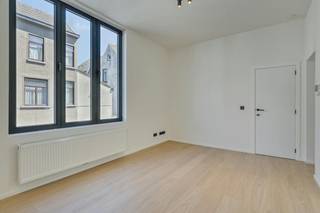 Op zoek naar een eerste eigen stek, een comfortabele woonoplossing voor studerende kinderen of een interessante investering? Dit instapklare appartement in de Antoon Sanderusstraat 5A in Gent biedt heel wat mogelijkheden.<br /><br />Het appartement bevindt zich op de eerste verdieping van een kleinschalig gebouw en beschikt over een bewoonbare oppervlakte van circa 40 m². De leefruimte met open keuken vormt een aangename plek om te wonen, terwijl de aparte slaapkamer en de verzorgde badkamer zorgen voor het nodige comfort. Dankzij de renovatie in 2021 is het appartement bovendien modern afgewerkt en meteen klaar voor gebruik.<br /><br />Ook op energetisch en technisch vlak zit je goed, met een EPC-label B, een conforme elektrische installatie en een asbestveilig attest. Een bijzonder pluspunt is het gebouw zonder syndicus, waardoor er zo goed als geen gemeenschappelijke kosten zijn. Dat maakt het appartement niet alleen aantrekkelijk voor wie betaalbaar wil wonen, maar ook voor wie op zoek is naar een investering met beperkte vaste lasten.<br /><br />Neem contact op bij interesse! <br /><br />Bestuursmaatregelen in het maatregelenregister: nee<br /><br />Deze AI-visualisaties zijn bedoeld als inspiratie. Er werd geen rekening gehouden met technische specificaties, stedenbouwkundige voorschriften of de concrete mogelijkheden tot realisatie.