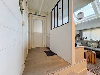 Deze (vakantie)woning geniet van een centrale en rustige ligging in het residentiële domein Ysermonde, op slechts 900 meter van het strand en op korte wandelafstand van het maritiem park en het openbaar vervoer in Nieuwpoort-Bad.<br />De woning omvat een inkom met gastentoilet, een lichtrijke woonkamer met eetplaats en gezellige zithoek en een open, praktisch ingerichte keuken. Aansluitend bevindt zich de zuidgerichte tuin met terras, waar u in alle rust van het buitenleven kunt genieten.<br />Op de eerste verdieping bevinden zich een volwaardige slaapkamer en een badkamer uitgerust met ligbad, toilet en wastafel. Onder het dak bevindt zich een tweede slaapkamer, eveneens voorzien van natuurlijke lichtinval dankzij de dakramen.<br />Daarnaast beschikt de woning over een autostaanplaats met exclusief genotsrecht. De groene omgeving en de nabijheid van de speeltuin binnen het domein maken deze woning bijzonder aantrekkelijk voor gezinnen met kinderen.<br />Dankzij de ligging in woonzone is deze woning geschikt als vaste woonst, tweede verblijf of interessante investering aan zee.