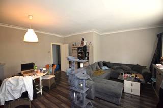 Te moderniseren appartement gelegen op de tweede verdieping van een kleinschalig gebouw, bestaande uit: inkomhal met ingemaakte vestiairekast; woonkamer in L-vorm; basis ingerichte keuken met aansluitend een gezellig terrasje; nachthal; badkamer voorzien van ligbad met douchecombinatie, dubbel lavabomeubel en toilet; 2 volwaardige slaapkamers. Voorts beschikt het appartement nog over een autostaanplaats in de gemeenschappelijke garage en een zeer ruime privatieve berging. Individuele CV op aardgas; ramen met dubbele beglazing en deels rolluiken. De elektrische installatie is reeds conform! De gemeenschappelijke kosten in het gebouw zijn beperkt. EPC: 544 kWh/m² (Renovatieverplichting van toepassing). Heden verhuurd.