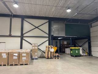 Situé Chaussée de Wavre 504, à Grez-Doiceau, cet ensemble immobilier en excellent état bénéficie d’un emplacement stratégique, à proximité immédiate de la N25, de l’E411 (Bruxelles–Namur) et de la N91.<br /><br />Le bien se compose de :<br /><br />800 m² d'entrepôt avec une hauteur libre allant jusqu’à 11 mètres<br /><br />1 quais mobiles de chargement avec dispositifs de levage<br /><br />1 accès volet camion pour chargement/déchargement à niveau<br /><br />1 porte sectionnelle<br /><br />5 emplacements de parking extérieur<br /><br />Caractéristiques supplémentaires :<br /><br />Bâtiment équipé d’une pompe à chaleur, panneaux photovoltaïques, double vitrage<br /><br />Connexion aux réseaux d’électricité, eau, gaz, internet<br /><br />Site sécurisé avec alarme – Attestation électrique conforme<br /><br />Accès handicapé<br /><br />Agréé AFMS<br /><br />Ce bien est parfaitement adapté à une activité logistique, de distribution ou industrielle nécessitant des bureaux intégrés, avec une infrastructure moderne et un accès facilité.