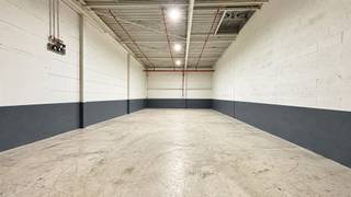 <p><span> Cet </span><span>entrepôt spacieux</span><span> à louer</span><span> est situé </span><span>sur un </span><span>site de PME soigné et moderne</span><span>. Grâce à sa hauteur libre généreuse, à sa large porte sectionnelle et à ses dimensions pratiques, cet entrepôt se prête à diverses activités professionnelles telles que le stockage, l'atelier, la production légère et le commerce.</span></p><p><span>L'entrepôt dispose d'une largeur d'accès d'environ 4 mètres et présente, à l'intérieur, une largeur d'environ 8,40 mètres et une profondeur d'environ 17,15 mètres.</span></p><p><span>Entrepôt :</span></p><ul><li><span>Hauteur libre d'environ 6 mètres </span></li><li><span>Porte sectionnelle d'environ 5 mètres de haut </span></li><li><span>Largeur d'entrée d'environ 4 mètres </span></li><li><span>Dimensions de l'entrepôt : environ 8,40 m de largeur x 17,15 m de profondeur </span></li><li><span>Électricité disponible : 3x400 V + N </span></li><li><span>Convient pour le stockage, un atelier, la production légère, le commerce et les activités professionnelles </span></li></ul><p><span>Atouts</span></p><ul><li><span>Situé sur un site moderne et bien entretenu dédié aux PME </span></li><li><span>Courant triphasé disponible </span></li><li><span>Places de stationnement communes sur le site </span></li><li><span>Disponible immédiatement / disponible après accord </span></li><li><span>Loyer incluant la taxe foncière </span></li><li><span>Charges communes : 110/mois pour l'entretien et la consommation des parties communes, l'eau et l'électricité </span></li><li><span>Ne convient pas aux entreprises travaillant avec des matériaux polluants </span></li></ul><p><span> </span></p><p><span>Ce local à louer vous intéresse ? Vous recherchez un autre bien immobilier d’entreprise, un investissement ou vous souhaitez connaître la valeur de votre bien ? Alors vous êtes à la bonne adresse chez BOLT Immo ! Nous serons ravis de vous aider.</span></p>