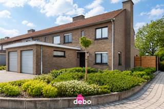 In het landelijke en rustige Otegem vinden we deze charmante halfopen woning terug, ideaal voor wie op zoek is naar veel ruimte.Bij het betreden van...