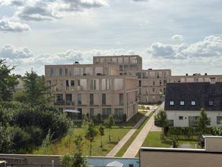 Vraag uw bezoek aan via immodavinci.be<br /><br />Ligging<br /><br />Dit stijlvolle nieuwbouwappartement is uitstekend gelegen in Zwijnaarde, op een strategische locatie nabij het Technologiepark, UZ Gent en AZ Maria Middelares. Dankzij de nabijheid van openbaar vervoer, de E40, E17, R4 en andere belangrijke invalswegen geniet u van een vlotte bereikbaarheid. Winkels en dagelijkse voorzieningen bevinden zich eveneens in de directe omgeving.<br /><br />Indeling<br /><br />De ruime leefruimte baadt in het natuurlijke licht dankzij de grote raampartijen en biedt vrij uitzicht op het omliggende groen. De volledig uitgeruste keuken is voorzien van kwalitatieve, volwaardige toestellen en sluit naadloos aan op de leefruimte.<br /><br />Verder beschikt het appartement over twee ruime slaapkamers, een moderne badkamer en een praktische berging in het appartement. Vanuit de keuken heeft u toegang tot een aangenaam westgericht terras, waar u volop kunt genieten van de namiddag- en avondzon.<br /><br />Op technisch vlak is het appartement uitgerust met vloerverwarming via een warmtepomp, die in de zomer ook kan koelen. Daarnaast zijn er zonnepanelen en een ventilatiesysteem D. Het appartement wordt volledig geschilderd opgeleverd en is voorzien van alle verlichtingsarmaturen.<br /><br />Bij het appartement hoort een autostaanplaats.<br /><br />Troeven<br /><br />EPC A (E-30)<br />2 ruime slaapkamers<br />Grote raampartijen met vrij uitzicht op groen<br />Westgericht terras<br />Warmtepomp<br />Zonnepanelen en ventilatiesysteem D<br /><br />Vrij vanaf 1 september