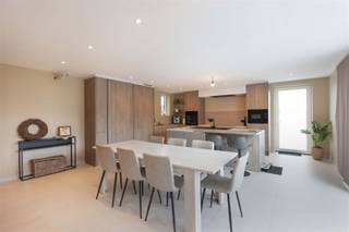 Ruime gerenoveerde én energiezuinige woning met 5 slaapkamers gelegen in een residentiële omgeving Omgeving:+ Rustige en aangename woonomgeving+...