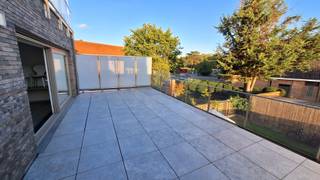 RECENT EN DEGELIJK AFGEWERKT APPARTEMENT met 35m² TERRAS en 20m² GARAGE
Dit appartement is onmiddellijk beschikbaar, dus ideaal voor snelle beslissers die de regio goed kennen. Mooi aanbod in Residentie Ravennest te Bonheiden, met slechts 8 appartementen. Aangenaam en comfortabel wonen in een groene omgeving, nabij het Kasteel van Zellaer.
Kwalitatief en stijlvol appartement op 1e verdiep, met een bewoonbare oppervlakte van 90m² en veel lichtinval: 2 slaapkamers, badkamer, apart toilet, ruime berging, grote open living met keuken & kookeiland, en groot, zuidgericht terras (35m²) met open zicht.
Maandelijkse huurprijs voor dit recent appartement met groot zuidgericht terras, groene omgeving en bijhorende ondergrondse staanplaats (incl. fietsenstalling): 1.170 EUR/maand, excl. maandelijkse vaste kosten (ca. 80 EUR/maand). Rechtstreekse verhuur, zonder makelaar.
Appartement:
- Grote open leefplaats met keuken (43m²) aan terras. Keuken helemaal ingericht en met ook groot keukeneiland (hyper geïnstalleerd)
- Terras van 35m², volledig aangelegd met natuursteen tegels
- Twee ruime slaapkamers (15m² en 11,5m²), met mooie ramen tot aan de grond
- Goed ingedeelde badkamer met bad + douche, stijlvol badkamermeubel met 2 lavabo’s en ook spiegelkast
- Handige berging aan keuken (4m²), met alle voorzieningen en aansluitingen (voor wasmachine en droogkast) incl. extra spoelbak
- Apart toilet met lavabo en accessoires
- Eiken laminaat in open keuken, living, slaapkamers en hal
- Volledig afgewerkt met LED-verlichting (binnen & buiten) en accessoires
- Totale bewoonbare oppervlakte van 90m²
- Zeer gunstig EPC-label A: E-peil E34 en energiescore van 52,44 kWh/m² – A label: zeer energiezuinig, lage energiekosten.
Garage (staanplaatsen/berging):
- Extra grote staanplaats van 760 x 270 cm, voor auto, (elektrische) fietsen en als berging (met 2 grote opbergkasten te gebruiken), samen 20m² groot.
- Ook voorzien van apart stopcontact voor elektrische fiets en met aparte verlichting.