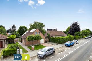 Deze woning biedt een ruime en praktische indeling op een perceel van 924 m². Met een lichtrijke leefruimte, een open keuken uitgerust met alle...