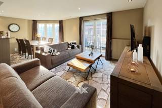 Dit instapklaar appartement is gesitueerd op de eerste en tweede verdieping van residentie De Zwaan, in het centrum van het landelijke Ruiselede...