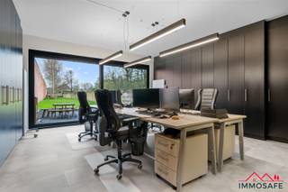 Gelijkvloers kantoor met groen uitzicht    ca. 115 m2Op een goed zichtbare ligging langs de hoofdbaan bevindt zich dit ruime gelijkvloers kantoor van...