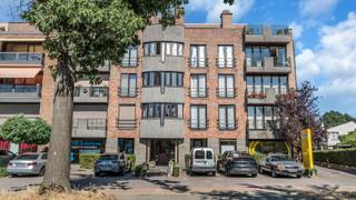 <p>Welkom op de Hoogstraat 69 bus 23 in Genk.<br /><br />Zoekt u een gezellig appartement op een centrale en gunstige ligging in Genk? Dan is dit 1-slaapkamerappartement met garage iets voor u.<br />Dankzij de centrale ligging bevinden winkels, horeca, scholen en belangrijke verbindingswegen zich vlakbij.<br /><br />Troeven van dit appartement<br />✔ Centrale ligging<br />✔ Privé garage<br />✔ Goede bereikbaarheid<br />✔ Winkels en voorzieningen vlakbij<br /><br />Indeling:<br />+ Inkomhal<br />+ Toilet<br />+ Woon- en eetkamer<br />+ Keuken<br />+ Badkamer<br />+ Slaapkamer<br />+ Terras <br /><br />Beschikbaarheid: vanaf 01/09/2026<br /><br />Financiële info:<br />Maandelijkse huur: 650 euro<br />Maandelijke kosten/onderhoudscontract: 75 euro<br />Waarborg: 1950 euro (3 maanden)<br />Nutsvoorzieningen: apart te betalen<br /><br />Kortom: een ideale woning voor wie rustig en toch centraal wil wonen, met alle comfort binnen handbereik.<br /><br />Heeft u interesse in dit appartement?<br /><br />Stuur uw contactaanvraag door via e-mail naar info@frerevastgoed.be<br />Gelieve uw telefoonnummer er telkens bij te vermelden.</p>