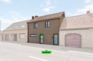 In Roesbrugge bevindt zich deze toffe woning te koop. Deze woning werd volledig gerenoveerd, er dient nog wat afwerking te gebeuren maar de...