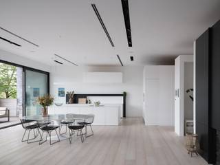 Welkom in dit uitzonderlijke penthouse, gelegen in het hart van Eeklo. Met een indrukwekkende bewoonbare oppervlakte van 242 m², biedt deze...