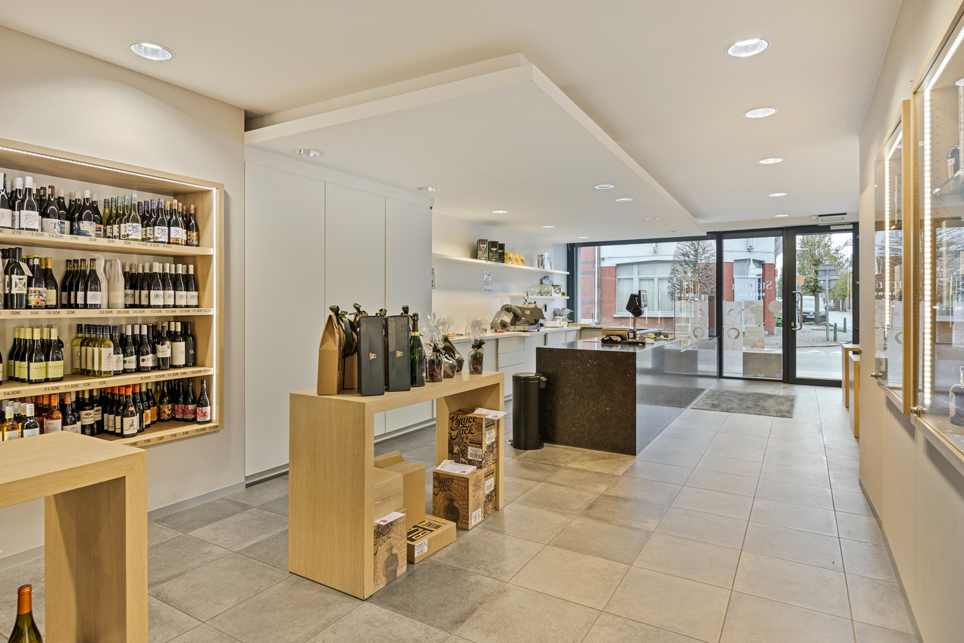 Veelzijdig opbrengstgebouw met handelspand, 3 appartementen, tuin en zwembad - photo 2