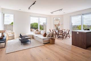 <strong>Luxueus gerenoveerde penthouse met riant zonneterras</strong><br /><br />Bent u opzoek naar een luxues gerenoveerd penthouse met zeer ruim terras? <span><span><br /></span></span>
<p>Stap binnen in dit unieke, instapklare penthouse en laat u verrassen door een indrukwekkend gevoel van ruimte, stijl en licht.<br />Deze uitzonderlijke penthouse is gelegen op een centrale ligging, in een kleinschalig, volledig gerenoveerd gebouw met slechts 5 wooneenheden. Winkels, openbaar vervoer, scholen en de belangrijkste invalswegen bevinden zich allemaal in de onmiddellijke omgeving, hier woont u centraal én comfortabel.</p>
<p>Bij het betreden van dit appartement wordt u meteen overdonderd door de overvloed aan licht en ruimte. De grote raampartijen zorgen voor een constante instroom van natuurlijk daglicht.</p>
<p>De ruime woonkamer, luxueus afgewerkte open keuken en het riante zonneterras van ca. 39 m² vloeien naadloos in elkaar over en vormen samen één harmonieus geheel. De keuken is uitgerust met hoogwaardige toestellen en afgewerkt met stijlvolle materialen. Het zonnige terras biedt u alle ruimte om te ontspannen.</p>
<p>De penthouse beschikt over twee uitzonderlijk grote slaapkamers, waaronder een indrukwekkende master bedroom met ensuite ruimte die perfect ingericht kan worden als dressing of bureau. De hoofdbadkamer is prachtig afgewerkt: een elegant ligbad, ruime inloopdouche en dubbele wastafel. <span>De tweede slaapkamer is eveneens ruim én beschikt over een eigen douchekamer.</span><br /><br />Daarnaast is er ook een gastentoilet en extra bergruimte voorzien.</p>
<p><span>Een instapklare penthouse met hoogwaardige afwerking, veel licht, ruimte en een zeldzaam groot terras, perfect voor wie op zoek is naar comfort én karakter.</span></p>
<p>Laat deze kans niet voorbijgaan en contacteer <strong>LISTED</strong> vandaag nog: +32 3 283 51 51</p>