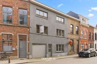 <p>In de Riddersstraat te Leuven, nabij de Vaartkomsite, het groene Sluispark, de Keizersberg en Gasthuisberg bieden wij u deze uiterst ruime gezinswoning aan. Het pand zelf is gelegen op een perceel van 1a65ca en kent een bewoonbare oppervlakte van meer dan 350m². Bijkomend kan deze woning omschreven worden als een multifunctionele woonst met de belangrijkste verbindswegen in de nabijheid. Het is mogelijk om in deze woning het kotmadame principe/ de vergunning aan te vragen. Ook hier kunnen wij u ondersteunen met de verhuur (gratis en vrijblijvend) na het verkrijgen van deze vergunning. <br /><br />Huidige toestand: <br />Verdieping 0: ruime inkomhal, slaapkamer/ bureau/ hobbykamer, leefruimte en keuken, badkamer 1 en stadstuin.<br />Verdieping 1: 3 slaapkamers met eigen lavabo + badkamer met douche.<br />Verdieping 2: 3 slaapkamers met eigen lavabo + badkamer met douche.<br />Verdieping 3: slaapkamer met apart toilet.<br /><br />Meer informatie of een bezichtiging ter plaatse? Met plezier! Contacteer onze vastgoedmakelaar Jacky: jacky@connect-immo.be - 0495 53 46 49<br />EPC: 163 kWh/m² - 2334068</p>