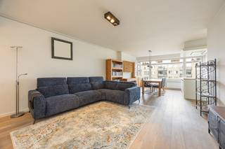 Bij het betreden van het appartement kom je terecht in een ruime inkomhal, voorzien van talrijke ingemaakte kasten die zorgen voor een overvloed aan opbergruimte. Daarnaast is er een apart gastentoilet met lavabo.<br /><br />De badkamer is uitgerust met een douche en een dubbele lavabo, eveneens met voldoende kastruimte.<br /><br />Het appartement beschikt over twee ruime slaapkamers. De eerste slaapkamer is voorzien van een ingebouwde bureauruimte en geeft toegang tot het terras, dat zich uitstrekt over de volledige breedte van het appartement aan de achterzijde. De tweede slaapkamer, de master bedroom, is bijzonder ruim en beschikt over een aansluitende, ruime dressing.<br /><br />De leefruimte met aansluitende keuken geniet van een overvloed aan natuurlijk licht dankzij de grote raampartijen. De volledig ingerichte keuken is voorzien van een kookplaat, dampkap, oven, ingebouwde vaatwasser en biedt bovendien veel opbergruimte.<br /><br />Het appartement is gelegen op de vierde verdieping, er is een lift aanwezig en een kelder. <br /><br />De gemeenschappelijke kosten bedragen 200,00 euro en is een voorschot op de verwarming, het water, de lift, elektriciteit en onderhoud van de gemeenschappelijke delen. <br /><br />In samenspraak met de verkoper kunnen de meubels overgekocht worden of het appartement zal leeg zijn bij akte. <br /><br />Een staanplaats kan aangekocht worden, deze is enkele panden verder gelegen, de kostprijs hiervan bedraagt 16000,00 euro.