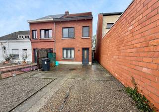 Welkom in Aarschot! Langs de Langdorpsesteenweg bevindt zich deze ruime op te knappen woning met tal van mogelijkheden. Je woont hier op korte...