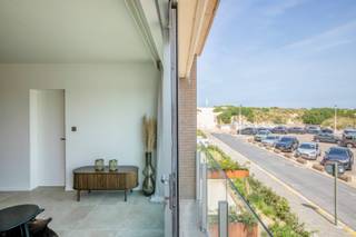 Cet appartement lumineux situé au 1er étage a fait l'objet d'une rénovation complète et de qualité, avec un soin particulier apporté au sur-mesure et au confort. Il dispose d'un vaste espace de vie avec une cuisine sur mesure entièrement équipée et un îlot, de toilettes séparées, d'une chambre lumineuse avec des placards intégrés et d'une salle de bains moderne attenante avec douche et branchements pour lave-linge/sèche-linge.  Il dispose également d'un grand local à vélos commun et d'un débarras privatif en sous-sol.  Appartement prêt à emménager, idéalement situé à Koksijde !  Réf. Les Pavois 0103
