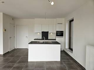 <u><strong>Serviceflat met ruim terras in een moderne, luxueuze residentie met prachtig aangelegde binnentuin en alle voorzieningen bij de hand! </strong></u><br /><br /><u><strong>Deze serviceflat is onmiddellijk beschikbaar!<br />Huurprijs: € 45,65* per dag + € 25,48** per dag basisdiensten = € 71,13 per dag = € 2.133,90 per maand<br />Voorschot gas: € 2,00 per dag*** (u hoeft zelf géén gascontract af te sluiten!<br /><br />Kelderberging en autostaanplaats beschikbaar!</strong></u><br /><br />Heeft u nood aan wat extra zorg en wil u graag naar een serviceflat verhuizen, dan is residentie Ursulinenhof een goede keuze. <br /><br />Deze serviceflat ligt in blok D, op de zesde en bovenste verdieping. De open leefruimte heeft een groot schuifraam met aansluitend het terras. Verder is er een berging, een slaapkamer met ensuite badkamer en beschik je in de kelder over een berging. Er is ook een mogelijkheid om een autostaanplaats te huren indien gewenst. <br /><br />Residentie Ursulinenhof is een luxueuze zorgresidentie: op een AAA-locatie, met een prachtige binnentuin, een brasserie waar zelfs niet-bewoners met veel plezier een hapje gaan eten, zorg van het hoogste niveau en bovendien een imposante architectuur, gebaseerd op het voormalige Ursulinenklooster dat eeuwenlang op de site bestond. U geniet er van de nodige zorgen en kan naar eigen behoefte opteren voor maaltijden (in de brasserie of in de rust van uw eigen penthouse), kinesitherapie, ergotherapie, kappersbehandelingen, pedicure, medische zorgen, ... <br />Het modern oproepsysteem is meer dan "druk op de knop voor hulp": bel rechtstreeks met één van de medewerkers voor al uw vragen, geef in het systeem aan wanneer u veilig thuis bent of erop uit trekt, kijk wie er aan de deur staat, ... Alle functies om het u makkelijk te maken, staan op één scherm. <br /><br />Spendeert u uw zilveren jaren in deze charmante serviceflat? Contacteer ons voor meer informatie of surf naar www.vdv-vanderveken.be/te-huur, kies voor dit appartement en vul de fiche in (in het gouden balkje op “Ik wil dit pand huren!” klikken).<br /><br /><em>*De prijs van de huurcomponent wordt jaarlijks geëvalueerd<br />**Basisdagprijs en huurcomponent onderhevig aan indexaties gebaseerd op overschrijding van de spilindex. Dit is volledig in beheer van Korian vzw. <br />*** De kosten voor het privatief gasverbruik worden jaarlijks afgerekend, waardoor u één keer per jaar te veel betaalde voorschotten kan recupereren of het verbruik dat niet kon worden gedekt met de voorschoten dient bij te betalen. </em>