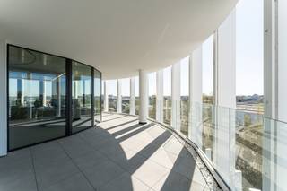 Unieke kantoorruimte in het prestigieuze 'Office One' op centrale ligging in Tielt!Vlot bereikbaar, langs de Ruisleedsesteenweg naar Aalter en de...