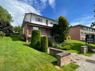 Deze exclusieve woning zal menig hartje begeren.<br />Het is absoluut nog een moderne constructie van 1968, die perfect zijn eigenheid heeft weten te bewaren.<br />De tuin is tevens ook een absoluut een pareltje, gezelligheid troef hier, en dit op een perceel van rond de 7 are.<br /><br />De woning is volledig onderkelderd met voorraadkamer, chauffagekamer en de inpandige garage met elektrische poort.<br />Wanneer je de woning binnentreedt wordt je meteen overweldigd door menig glasraam dat de ruime hal siert. Het salon, het hart van de woning is hier grandioos. Heel veel lichtinval, gezellig, houthaard,..... Je kan van hieruit perfect de wandel en de passage van de straat gadeslaan. Super toch. Hier werd in dit kader ook de beglazing aangepast dat zonlicht op de gepaste momenten buitenhoudt.<br />Aansluitend hierop treffen we de eetkamer, en de keuken.<br />Bovendien huist boven de garage nog een ruim bureau, dat eventueel ook als slaapkamer kan dienst doen.<br /><br />Op de eerste verdieping treffen we terug de ruime, mooie hal, hier de nachthal. <br />Deze geeft toegang tot de drie slaapkamers en de badkamer.<br /><br />Tot slot beschikt de woning over een rustig gelegen, verzorgde achtertuin omgeven door een mooie haag!<br /><br />Bent u op zoek naar een ruime, karaktervolle woning vlakbij het stadscentrum? Dan is deze eigendom zeker een bezoek waard.