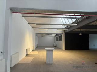 Bureaux à usage mixte avec showroom et/ou espace de stockage équipé d'une porte sectionnelle pour petits camions de transport, d'une superficie de...