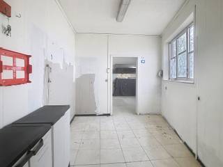 <p><strong>Handelspand van 295 m² op toplocatie in Diest – eindeloos veel mogelijkheden</strong></p><p>Op een uitstekende commerciële ligging in Diest bevindt zich dit bijzonder ruime handelspand van maar liefst <strong>295 m²</strong>, ideaal voor wie op zoek is naar zichtbaarheid, ruimte én flexibiliteit.<br /><br />Onderhandeling huurprijs is mogelijk bij opstart. Dit is afhankelijk van de investering voor inrichting van het pand.</p><p>Dankzij de strategische ligging geniet het pand van een sterke passage en goede bereikbaarheid, wat het uiterst geschikt maakt voor diverse commerciële activiteiten zoals detailhandel, horeca, kantoor, praktijkruimte of showroom. <strong>Alles is bespreekbaar</strong>: dit pand biedt de vrijheid om jouw concept volledig naar eigen wens vorm te geven.</p><p>Het gelijkvloers beschikt over een grote open ruimte met veel natuurlijk licht, perfect om klanten te ontvangen of producten te presenteren. In de kelderverdieping bevindt zich een <strong>ruime koelcel</strong> en extra opslagruimte, een absolute meerwaarde voor horeca of voedingsgerelateerde activiteiten.</p><p>Verder is er een <strong>garagebox</strong> aanwezig én voldoende parkeergelegenheid, wat het comfort voor zowel uitbater als klanten aanzienlijk verhoogt.</p><p>Dit handelspand combineert:<br />✔ een uitzonderlijke oppervlakte<br />✔ een commerciële topligging<br />✔ praktische voorzieningen<br />✔ en een enorm ontwikkelingspotentieel</p><p>Een unieke opportuniteit voor wie zijn zaak wil vestigen op een zichtbare en dynamische locatie in Diest.</p><p><strong>Interesse?</strong> Neem vandaag nog contact op via charlotte.geyskens@living-stone.be en ontdek de mogelijkheden van dit veelzijdige pand.</p>