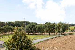 <p>Op een uiterst rustige ligging in de Zwalmvalei en met zicht op de prachtige Vlaamse Ardennen situeert zich deze statige open bebouwing. De woning is ingedeeld als volgt:Ruime inkomhal met gastentoilet, een slaapkamer/bureel met naastliggend de badkamer. Lichtrijke woonkamer met toegang tot de eetplaats en keuken met verzicht op de mooie tuin.<br />Op de eerste verdieping zijn nog 3 slaapkamers en berging.(4 mogelijk)</p>
<p>De te renoveren woning is volledig voorzien van keldervloer en heeft een inpandige garage +opbergruimtes.</p>
<p>Troeven:</p>
<p>*solide woonst, potentieel!</p>
<p>*Parkeergelegenheid op terrein</p>
<p>*Unieke ligging in de Zwalmvallei</p>
<p>*Grote tuin met boomgaard<br /><br /></p>
<p>Voor meer info & bezoek: Contacteer Roxanne: 0496/85.09.62</p>