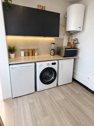 <p><span>Ontdek dit </span><strong><span>mooie en ruime 2-slaapkamerappartement te huur in Hemiksem</span></strong><span>, ideaal voor een alleenstaande of koppel dat op zoek is naar een comfortabele en aangename woning.</span></p>
<p><span>Het appartement beschikt over een </span><strong><span>ruime slaapkamer</span></strong><span>, een </span><strong><span>grote en lichtrijke leefruimte</span></strong><span>, een </span><strong><span>praktische keuken</span></strong><span> en een </span><strong><span>ruime badkamer</span></strong><span>.</span></p>
<p><span>Een echte troef is het </span><strong><span>mooie terras</span></strong><span>, waar u heerlijk kunt ontspannen, genieten van een kop koffie of gezellig buiten kunt zitten tijdens zonnige dagen.</span></p>
<p><span>2 ruime slaapkamer</span><br /><span> 1 badkamer</span><br /><span> Ruime en lichtrijke leefruimte</span><br /><span> Praktische keuken</span><br /><span> Mooi terras</span><br /><span> Gelegen in Hemiksem</span></p>