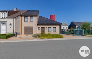 <strong>ERPE- Centraal gelegen halfopen woning met tuin </strong><br />BEZOEKDAG VRIJDAG 25/09 VAN 14U TOT 19U (enkel op afspraak!)<br /><br />Op zoek naar een instapklare woning met een praktische indeling, een aangename tuin én de mogelijkheid om volledig gelijkvloers te wonen? Dan is deze halfopen bebouwing in Erpe beslist het ontdekken waard.<br /><br />Deze woning werd gebouwd in 2001 en is gelegen op een mooi perceel van 4a85ca. Dankzij het relatief recente bouwjaar geniet u hier van een woning met een hedendaags en comfortabel karakter, gecombineerd met een bijzonder praktische indeling.<br /><br />Bij het binnenkomen verwelkomt de centrale inkomhal u met een gastentoilet en traphal. Vanuit de inkomhal is er meteen toegang tot de ruime woonkamer met eetplaats. Aansluitend bevindt zich de keuken, die dankzij de verschillende raampartijen en de rechtstreekse deur een aangename verbinding maakt met het terras en de tuin. Zo worden binnen- en buitenleven op een natuurlijke manier met elkaar verbonden.<br /><br />Een absolute troef is de volwaardige leef- en slaapmogelijkheid op het gelijkvloers. Naast de badkamer, uitgerust met douche, ligbad en lavabo, vinden we beneden eveneens een toilet en een slaapkamer/polyvalente ruimte. Hierdoor leent de woning zich uitstekend tot levenslang wonen of het bewonen als bungalow, waarbij alle essentiële vertrekken zich op het gelijkvloers bevinden.<br /><br />Verder beschikt het gelijkvloers over een ruime garage met geïntegreerde berging/wasplaats, wat zorgt voor heel wat praktische bergruimte.<br /><br />Op de eerste verdieping bevinden zich momenteel twee ruime slaapkamers. Daarnaast is er nog een afzonderlijke ruimte die momenteel als berging wordt gebruikt. Deze ruimte biedt de mogelijkheid om mits de nodige aanpassingen perfect ingericht te worden als vierde slaapkamer, bureau of hobbyruimte.<br /><br />Ook buiten heeft deze woning heel wat te bieden. De omheinde tuin beschikt over een terras en een praktische tuinberging en vormt een aangename plek om in alle rust van het buitenleven te genieten. Voor de woning is er bovendien voldoende parkeergelegenheid, zowel op de oprit voor de garage als naast de woning.<br /><br />Extra troeven zijn het EPC-label B, de woning is voorzien van een alarminstallatie, regenwaterput van 3000L, rolluiken, de omheinde tuin met praktische tuinberging en het recente bouwjaar 2001.<br /><br />Een woning met ruimte, comfort en mogelijkheden. Interesse? Contacteer ons voor meer informatie of maak een afspraak voor een bezoek via 053/60.65.60.