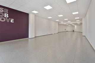 Goed gelegen handelspand van 158m², voorzien van sanitair en kitchenette, bouwjaar 2009, in het centrum van Herentals, nabij de Zandpoort...