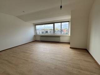 Centraal gelegen appartement op de 3e verdieping met een inkomhal, een woonkamer, een recent vernieuwde keuken, een badkamer en 2 slaapkamers.Er kan...