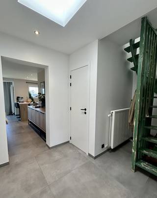 Op zoek naar een stijlvol en instapklaar appartement met een uitstekende bereikbaarheid? Dit prachtig afgewerkte duplex appartement, gelegen aan de Eenmeilaan 31 in Kessel-Lo, bevindt zich op een absolute toplocatie vlakbij het station van Leuven, het centrum, de E314, tal van winkels, scholen en het Provinciaal Domein. Het appartement is gelegen op de tweede verdieping van een kleinschalig en goed onderhouden gebouw met slechts drie appartementen, wat zorgt voor een rustige woonomgeving zonder maandelijkse gemeenschappelijke lasten.<br />Via de inkomhal komt u in de lichtrijke woon- en eetkamer met toegang tot het balkon, aansluitend vindt u de moderne open keuken met ziteiland. De badkamer is stijlvol ingericht en voorzien van een inloopdouche, dubbele wastafel en toilet. Verder beschikt het appartement over twee volwaardige slaapkamers. Op de bovenverdieping bevindt zich nog een praktische was- en bergruimte, vanwaar u toegang heeft tot het dak waar momenteel een (niet-vergund) dakterras aanwezig is met een fenomenaal uitzicht.<br />Extra troeven zijn de zeer ruime garage met plaats voor twee wagens, de oprit die bijkomend nog ruimte biedt voor twee wagens en een kelderberging, allen inbegrepen in de prijs.<br />Het appartement beschikt over centrale verwarming op aardgas, conforme elektriciteit en een gunstig EPC-label B.<br />Momenteel verhuurd, met mogelijkheid tot opzeg volgens de wettelijke bepalingen – ideaal als investering.<br />Kortom, een instapklaar en kwalitatief afgewerkt duplex appartement met uitzonderlijk veel ruimte en parkeermogelijkheden op een topligging in Kessel-Lo!