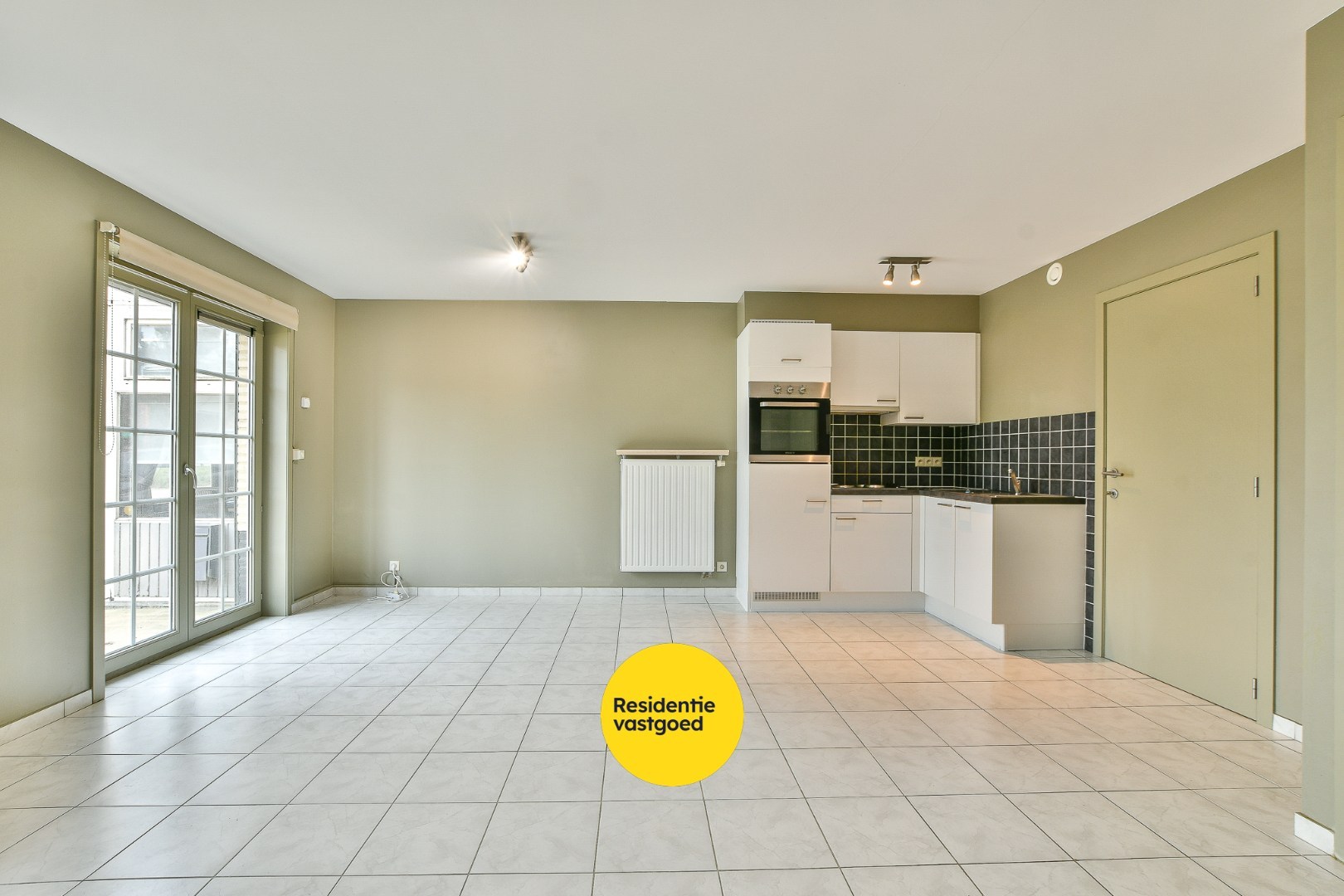 Modern gelijkvloers appartement met 2 slaapkamers– op slechts 500m van strand en zee! - foto 3