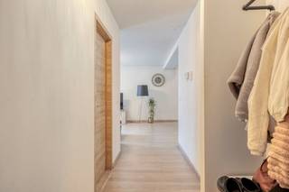 Vous recherchez un investissement sans tracas avec des revenus locatifs garantis ? Cet immeuble de placement entièrement loué situé dans une rue commerçante animée d'Eeklo vous offre un excellent rendement sans les charges d'un syndic ni les frais communs.<br /><br />Disposition :<br />Rez-de-chaussée : Emplacement commercial de premier ordre (environ 165 m²)<br />En parfait état et entièrement rénové en 2020 pour le locataire actuel et fidèle (franchise Leonidas). Comprend un espace commercial moderne, un magasin/stockage avec entrée de livraison séparée, une cuisine, un bureau et des toilettes.<br />1378 EUROS PAR MÈTRE<br /><br />1er et 2e étages : 2 appartements prêts à emménager<br />Accessible par un hall d'entrée séparé avec un local à vélos pratique. Les deux appartements ont été entièrement rénovés en 2018 et sont en très bon état.<br /><br />1er étage (environ 100 m²) : appartement lumineux avec 2 chambres, cuisine ouverte et terrasse ensoleillée (environ 10 m²).<br />740 EUROS PAR MOIS<br /><br />2ème étage (environ 87 m²) : appartement confortable avec 2 chambres, cuisine ouverte et une terrasse spacieuse et ensoleillée (environ 16 m²).<br />720 EUROS PAR MOIS<br /><br />Pourquoi c'est l'investissement idéal :<br />Loué à 100 % : locataires fiables, y compris une chaîne de magasins stable et bien connue.<br /><br />Un emplacement : Situé dans une ruelle commerciale, à proximité des transports en commun, du parking et du marché hebdomadaire.<br /><br />Durable et conforme : excellents scores énergétiques (EPC A/B) et certificat de conformité disponibles.<br /><br />En résumé : un investissement prêt à l'emploi et à l'épreuve du temps.<br /><br />CPE : 92 kWh/m² / CU : 20251112-00037371772-RES-1<br />CPE : 138 kWh/m² / CU : 20251112-0003731791-RES-1<br />Certificat CPE pour petites unités non résidentielles : A / CU : 20251121-0003738852-KNR-1<br /><br />Vous pouvez consulter les conditions générales de Dewaele DIY sur dewaele.com.<br /><br />Registre des mesures: en cours de demande