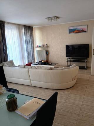 Appartement gelegen te Arnold Maesstraat 19, 3500 Hasselt voor 260 000 EUR met 2 slaapkamers , Douche, Bad , Living , Keuken , Berging , Binnen parking in de kelder. Eventueel Buitenparking voor 15 000EUR extra , Met of zonder trouwe huurder aan 820euro/maand